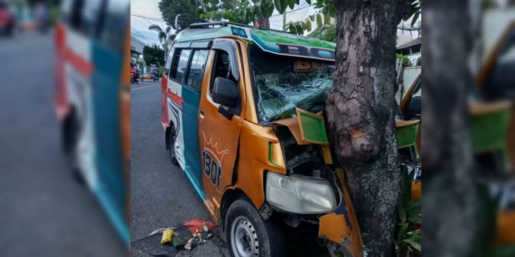 Angkot CV Sepakat Kecelakaan di Jalan Medan, Sejumlah Penumpang Luka-luka