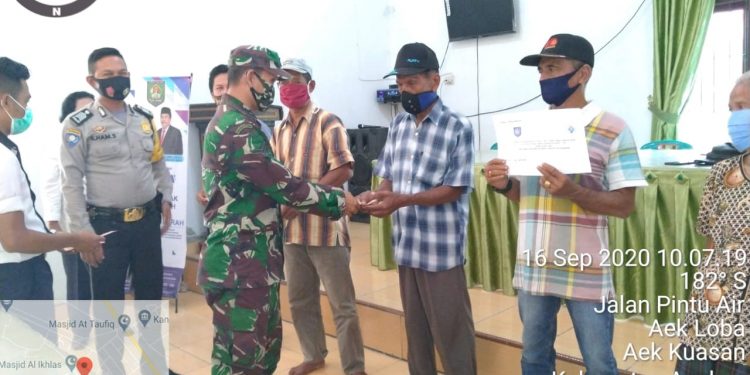 Bantu Penyerahan BLT-DD, Kodim 0208Asahan Babinsa Melalui Koramil 16/Pulau Rakyat