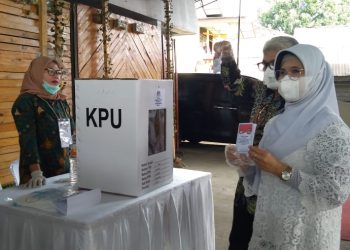 Didampingi Suami dan Anak, dr Susanti Gunakan Hak Pilihnya di TPS Depan Rumah