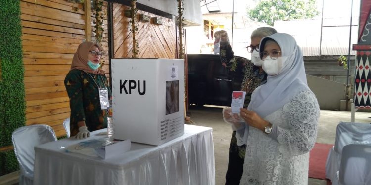 Didampingi Suami dan Anak, dr Susanti Gunakan Hak Pilihnya di TPS Depan Rumah