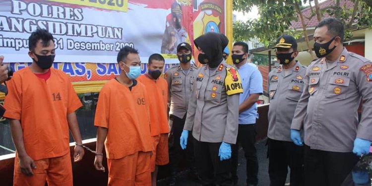 Mutiara Boru Hasibuan, Tersungkur Diserang Jambret di Depan Kantor PLN Mutiara Boru Hasibuan, Tersungkur Diserang Jambret di Depan Kantor PLN