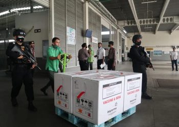 Personil Brimob Kawal Ketat Vaksin Covid-19 yang Tiba di Sumut