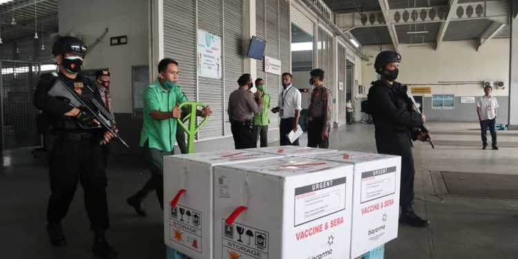 Personil Brimob Kawal Ketat Vaksin Covid-19 yang Tiba di Sumut