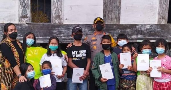 AKBP Josua Tampubolon dan Istri Santuni 7 Anak Korban Pembunuhan Rianto Simbolon