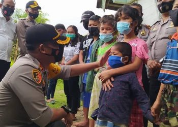 AKBP Josua Tampubolon dan Istri Santuni 7 Anak Korban Pembunuhan Rianto Simbolon