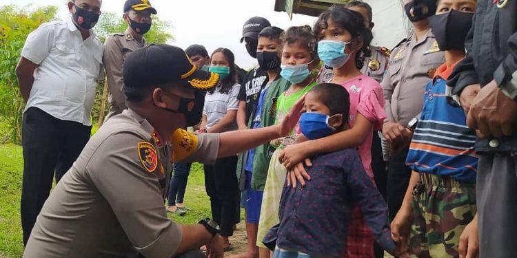 AKBP Josua Tampubolon dan Istri Santuni 7 Anak Korban Pembunuhan Rianto Simbolon