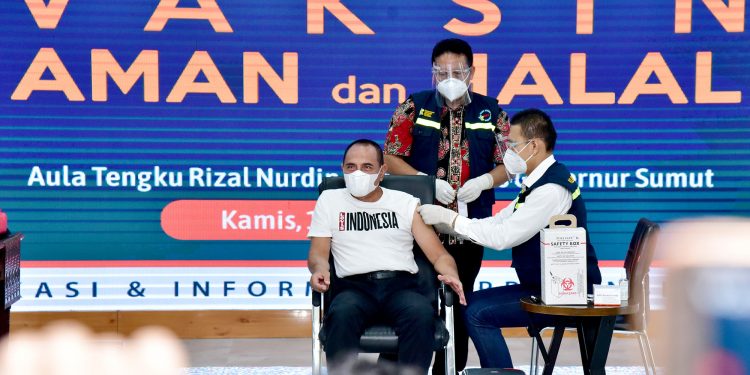 Edy Rahmayadi Orang Pertama yang Divaksin di Sumut