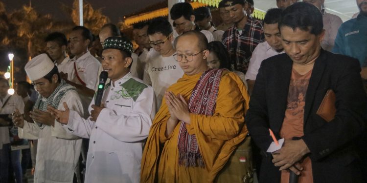 Aksi 2.000 Lilin di Medan, Warga Tolak Aksi Teror dan Paham Radikal Aksi 2.000 Lilin di Medan, Warga Tolak Aksi Teror dan Paham Radikal