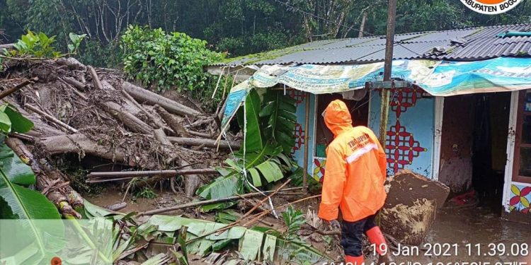 Banjir Bandang Melanda Kawasan Puncak Bogor, Ratusan Keluarga Mengungsi Banjir Bandang Melanda Kawasan Puncak Bogor, Ratusan Keluarga Mengungsi