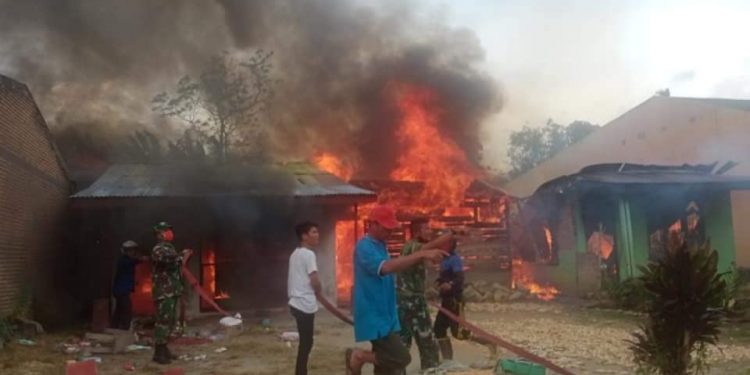 Kobaran Api dari Rumah Napa Boru Situmorang Merambat ke Dua Tetangganya Kobaran Api dari Rumah Napa Boru Situmorang Merambat ke Dua Tetangganya