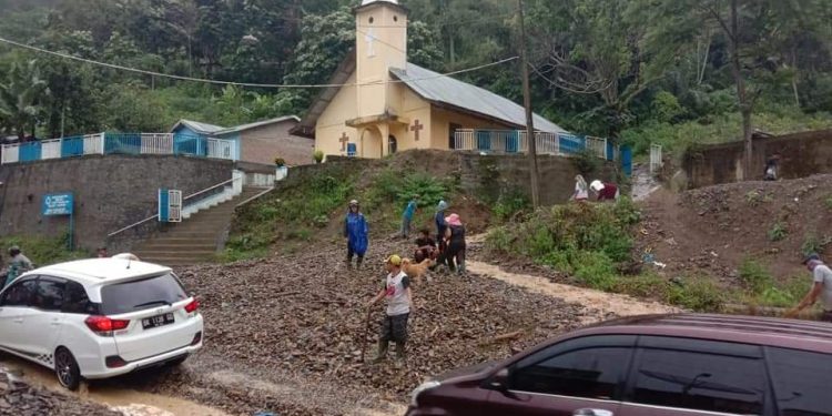 Longsor Kembali Mengenai Ruas Jalinsum Siantar-Parapat di Desa Sibaganding