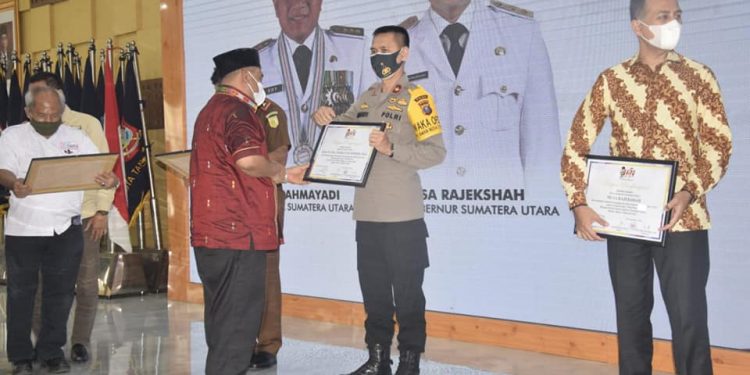 Polda Sumut Terima Penghargaan Mitra Terbaik Insan Pers Polda Sumut Terima Penghargaan Mitra Terbaik Insan Pers
