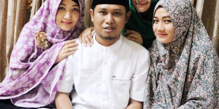 Hidup Rukun Dengan Tiga Istri Cantik di Satu Atap, Fadil Muzakki jadi Perhatian. Apa Rahasianya???