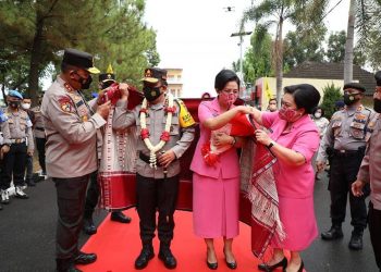 Irjen Pol Panca Putra Simanjuntak Disambut Tarian dan Penyematan Ulos Batak Di Mapolda Sumut