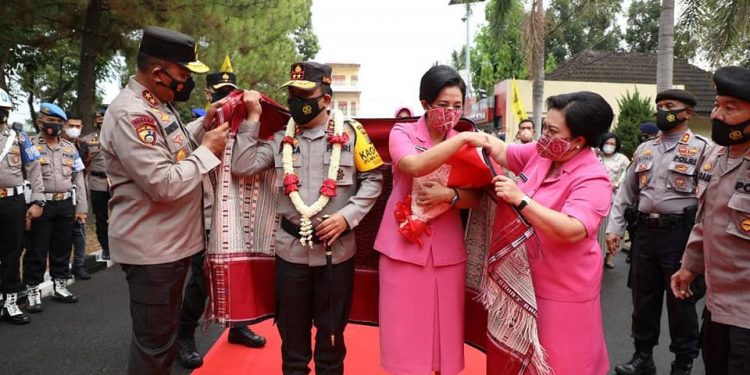 Irjen Pol Panca Putra Simanjuntak Disambut Tarian dan Penyematan Ulos Batak Di Mapolda Sumut