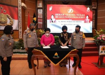 Serah Terima Ibu Asuh Polwan Polda Sumut dari Ny. Risma Martuani kepada Ny. Rita Panca Putra