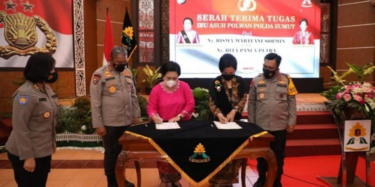 Serah Terima Ibu Asuh Polwan Polda Sumut dari Ny. Risma Martuani kepada Ny. Rita Panca Putra