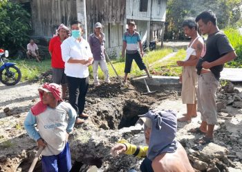 Warga Gotong Royong Perbaiki Gorong-gorong, RHS Berikan Bantuan dan Nasehat