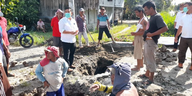 Warga Gotong Royong Perbaiki Gorong-gorong, RHS Berikan Bantuan dan Nasehat Warga Gotong Royong Perbaiki Gorong-gorong, RHS Berikan Bantuan dan Nasehat