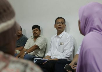 Bertandang ke Rumah Warga, Sihar Sitorus Hentikan Obrolan saat Adzan Berkumandang....