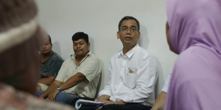 Bertandang ke Rumah Warga, Sihar Sitorus Hentikan Obrolan saat Adzan Berkumandang....