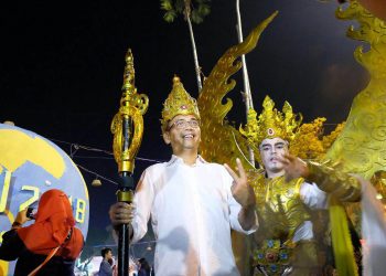 Kehebohan di PRSU, Usai Foto Bersama Pengunjung, Sihar Minta Foto Bareng Sosok Prabu Siliwangi