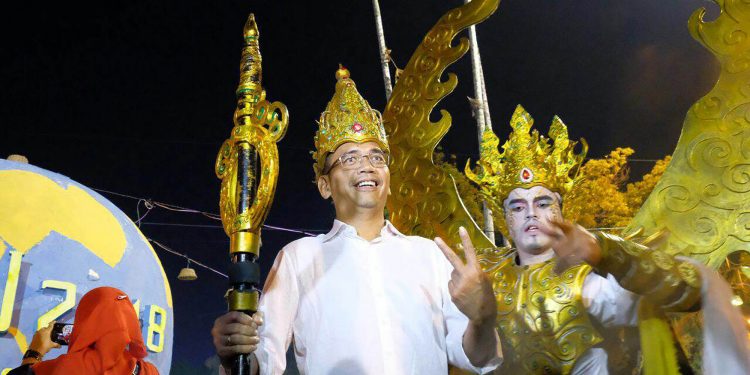 Kehebohan di PRSU, Usai Foto Bersama Pengunjung, Sihar Minta Foto Bareng Sosok Prabu Siliwangi