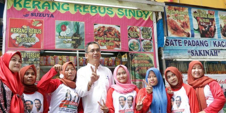 Warga Deliserdang Heboh Foto Bareng: Kalau Tahu Ketemu Sihar Berdandan Dulu Tadi Warga Deliserdang Heboh Foto Bareng: Kalau Tahu Ketemu Sihar Berdandan Dulu Tadi