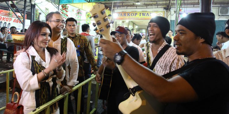 Nyanyikan Lagu Anji untuk Sihar, Ini Pesan Pengamen Ketika Djoss Pimpin Sumut Nyanyikan Lagu Anji untuk Sihar, Ini Pesan Pengamen Ketika Djoss Pimpin Sumut