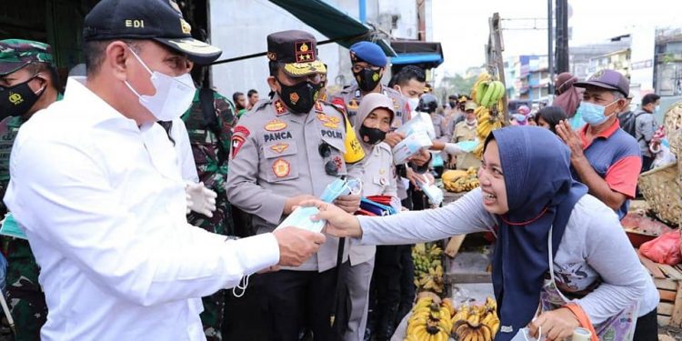 Pejabat Ramai-Ramai Ke Pasar untuk Cegah Covid-19 Pejabat Ramai-Ramai Ke Pasar untuk Cegah Covid-19