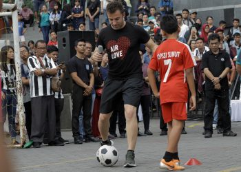 Di Pelataran Parkir Plaza Medan Fair, Del Piero Ajarkan Beberapa Teknik Mengecoh Lawan
