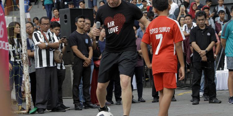 Di Pelataran Parkir Plaza Medan Fair, Del Piero Ajarkan Beberapa Teknik Mengecoh Lawan Di Pelataran Parkir Plaza Medan Fair, Del Piero Ajarkan Beberapa Teknik Mengecoh Lawan