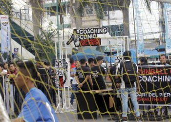 Meski Hujan, Warga Setia Menanti Del Piero di Plaza Medan Fair