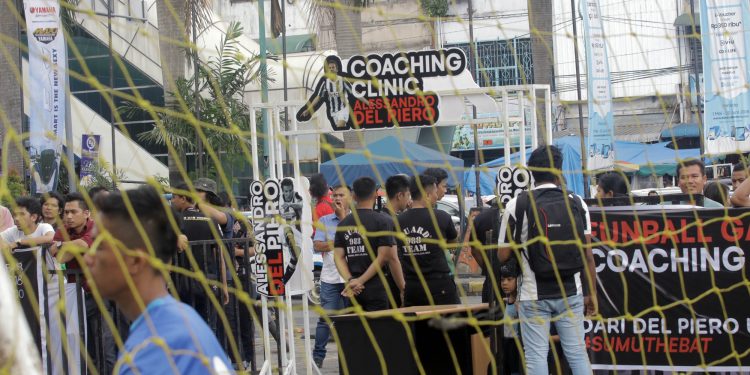 Meski Hujan, Warga Setia Menanti Del Piero di Plaza Medan Fair Meski Hujan, Warga Setia Menanti Del Piero di Plaza Medan Fair