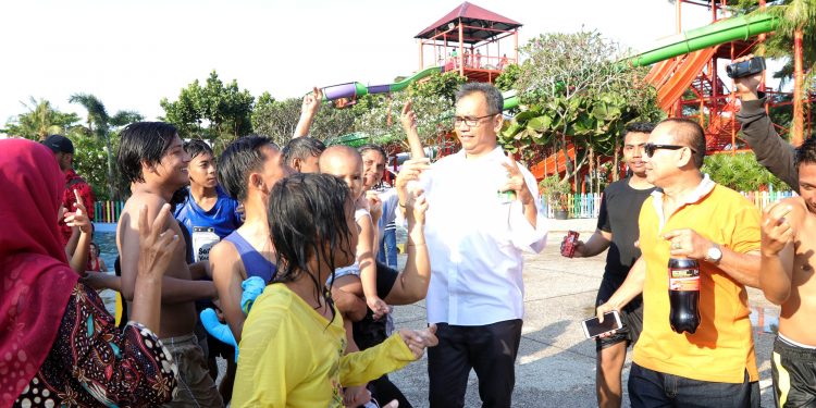 Spontan Warga Kerumuni Sihar saat Goyang Dua Jari Spontan Warga Kerumuni Sihar saat Goyang Dua Jari