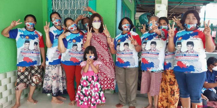 Ibu-ibu kepada Nuraini Tumpak Siregar: Selfie Dulu Kita, Bu... seperti Anak-anak Muda Ibu-ibu kepada Nuraini Tumpak Siregar: Selfie Dulu Kita, Bu... seperti Anak-anak Muda