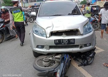 Video Detik-detik Pengendara Sepedamotor Terpental Dihantam Mobil di Simpang 4