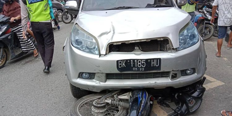 Video Detik-detik Pengendara Sepedamotor Terpental Dihantam Mobil di Simpang 4