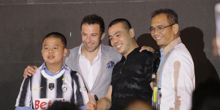Henry Usman Menangkan Lelang Jersey Del Piero Rp 80 Juta Hadiahkan pada Anaknya Henry Usman Menangkan Lelang Jersey Del Piero Rp 80 Juta Hadiahkan pada Anaknya