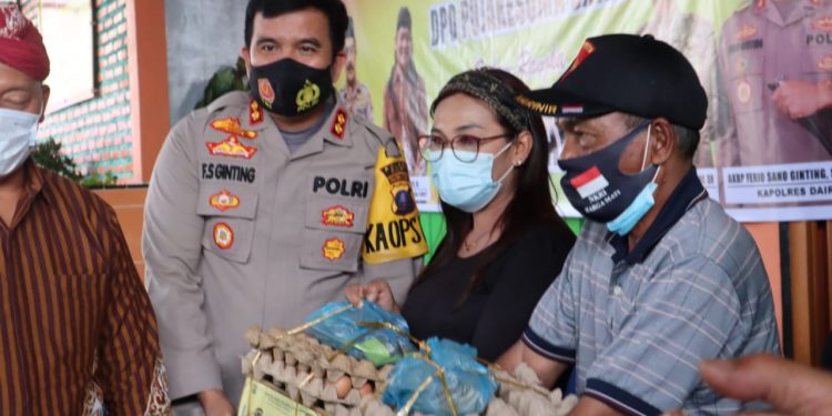 Kapolres Dairi Bersama Forkopimda Gelar Bakti Sosial untuk Masyarakat Terdampak Covid-19 Kapolres Dairi Bersama Forkopimda Gelar Bakti Sosial untuk Masyarakat Terdampak Covid-19