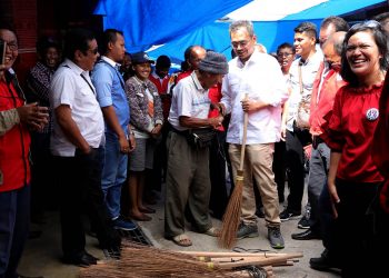 Sihar Bagikan Sapu: Banyak yang Mau Dibersihkan, Dua Sapu Biar Cepat . Djoss!