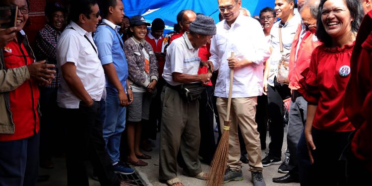 Sihar Bagikan Sapu: Banyak yang Mau Dibersihkan, Dua Sapu Biar Cepat . Djoss! Sihar Bagikan Sapu: Banyak yang Mau Dibersihkan, Dua Sapu Biar Cepat . Djoss!