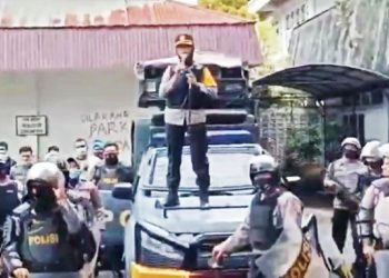 Viral, Aksi AKBP Juliani Prihartini Naik ke Atas Mobil Tenangkan Massa