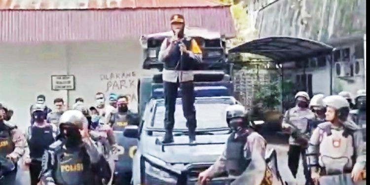 Viral, Aksi AKBP Juliani Prihartini Naik ke Atas Mobil Tenangkan Massa Viral, Aksi AKBP Juliani Prihartini Naik ke Atas Mobil Tenangkan Massa