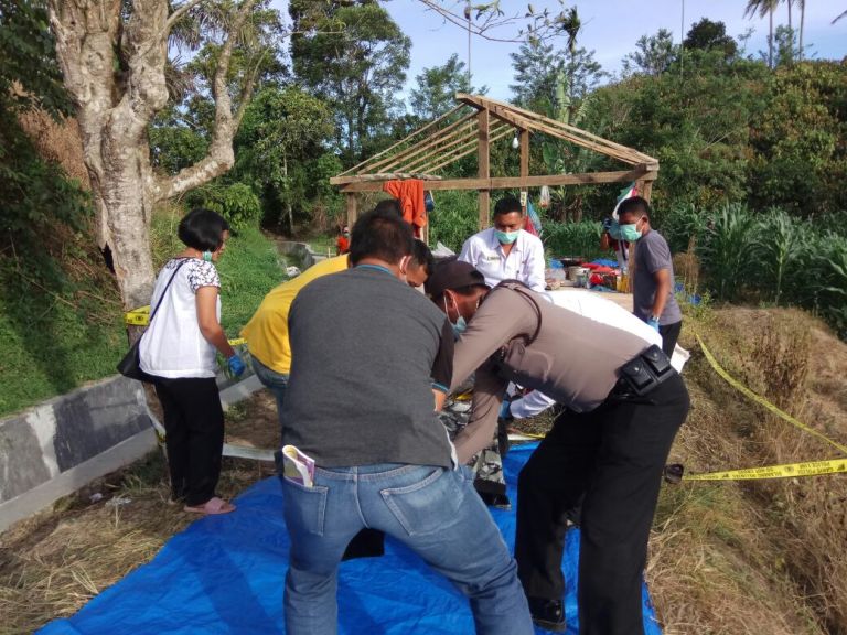 Tiga Orang Penggali Parit Ditemukan Tewas, Penyebabnya Masih Misteri Tiga Orang Penggali Parit Ditemukan Tewas, Penyebabnya Masih Misteri