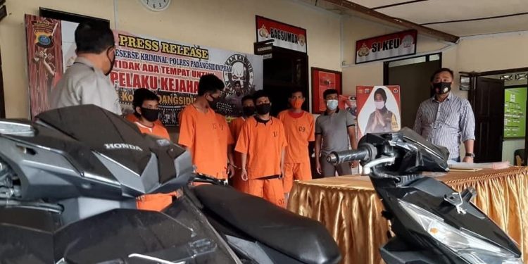 Satreskrim Polres Padangsidempuan Ungkap Sindikat Curanmor Satreskrim Polres Padangsidempuan Ungkap Sindikat Curanmor