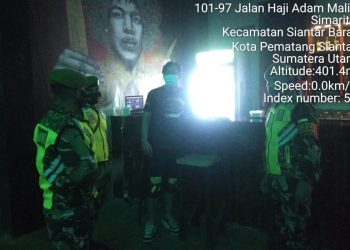 Personel Kodim 0207/Simalungun Melalui Koramil 20/SDR Laksanakan Penegakan Disiplin Protokol Kesehatan di Siantar Squer