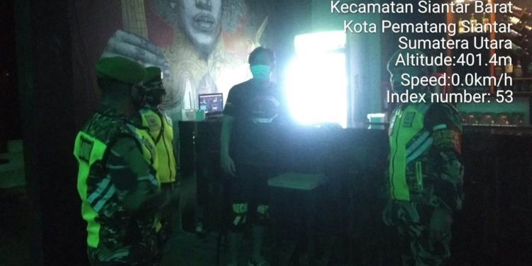 Personel Kodim 0207/Simalungun Melalui Koramil 20/SDR Laksanakan Penegakan Disiplin Protokol Kesehatan di Siantar Squer Personel Kodim 0207/Simalungun Melalui Koramil 20/SDR Laksanakan Penegakan Disiplin Protokol Kesehatan di Siantar Squer