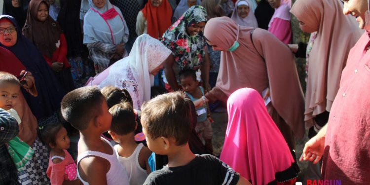 Bang Hasim dan Istri Akrab dengan Anak-anak