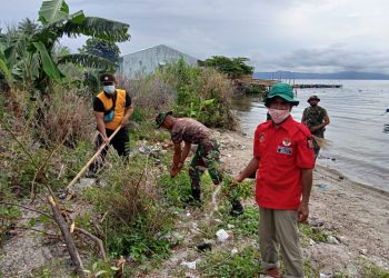 TNI POLRI bersama Pemuda Batak Bersatu Dairi Bersih-bersih Sekitar Pesisir Danau Toba TNI POLRI bersama Pemuda Batak Bersatu Dairi Bersih-bersih Sekitar Pesisir Danau Toba